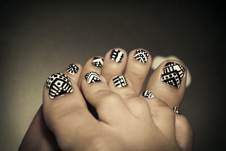 black-and-white-toe-nail-designs-04-2 Modele de unghii alb-negru