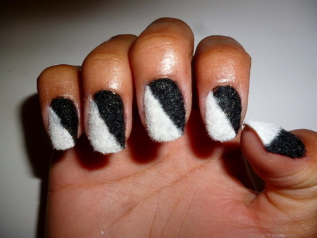 black-white-and-silver-nail-designs-99-13 Modele de unghii alb-negru și argintiu