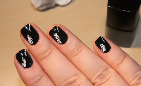 cute-black-nail-designs-04-17 Modele drăguțe de unghii negre