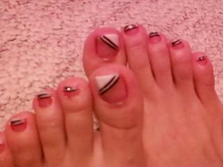 pink-and-black-toe-nail-designs-96-19 Modele de unghii roz și negru
