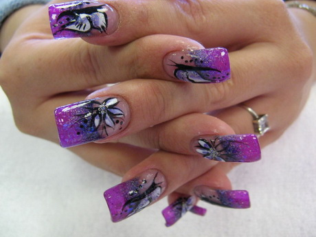 Modele de unghii violet