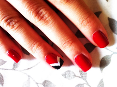 red-nail-polish-designs-28 Modele de lacuri de unghii roșii