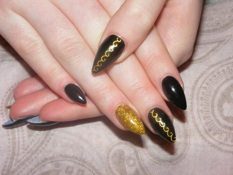 black-and-gold-gel-nail-designs-21_15 Modele de unghii cu gel negru și auriu