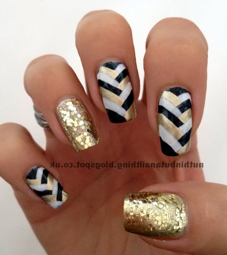 black-and-gold-gel-nail-designs-21_17 Modele de unghii cu gel negru și auriu