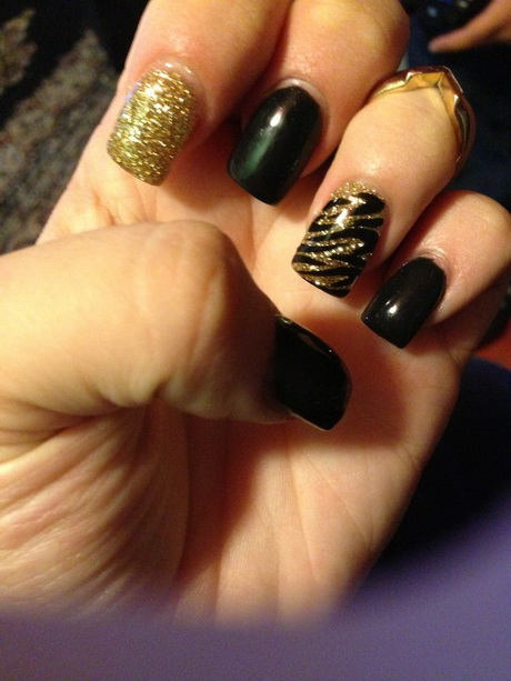 black-and-gold-gel-nail-designs-21_4 Modele de unghii cu gel negru și auriu