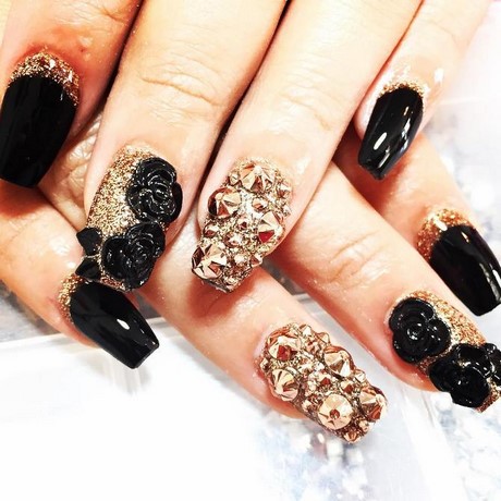 black-and-gold-nails-05_19 Cuie negre și aurii