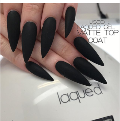 Unghii stiletto negre