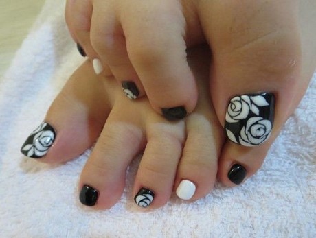 black-and-white-toe-nail-art-37_8 Alb-negru deget de la picior nail art