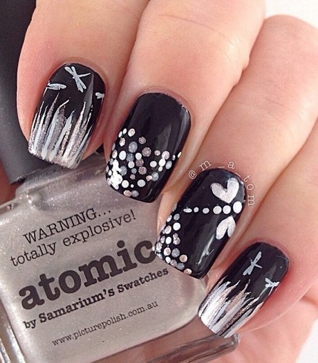 Negru poloneză nail art