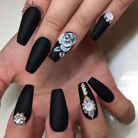 designs-on-black-nails-60_3 Modele pe unghii negre