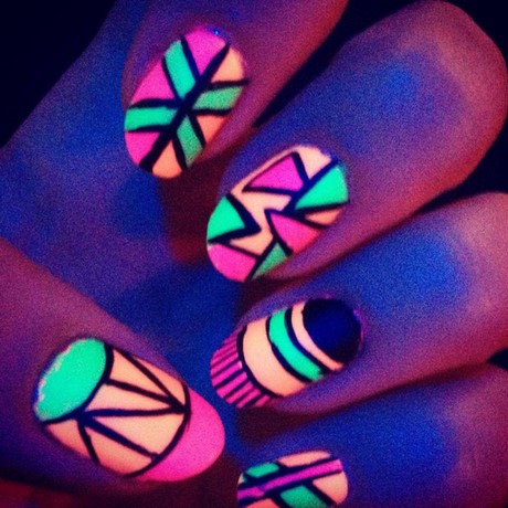 glow-in-the-dark-nail-designs-74_19 Glow în desenele unghiilor întunecate
