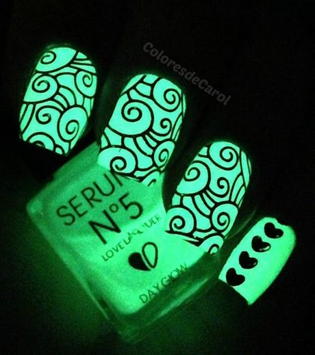 glow-in-the-dark-nail-designs-74_2 Glow în desenele unghiilor întunecate