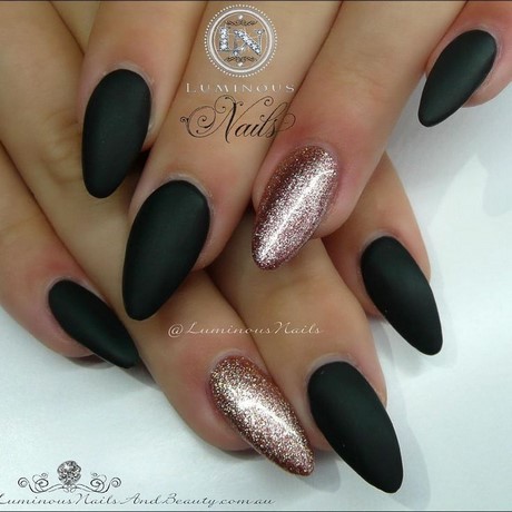 gold-and-black-nails-60_15 Aur și unghii negre