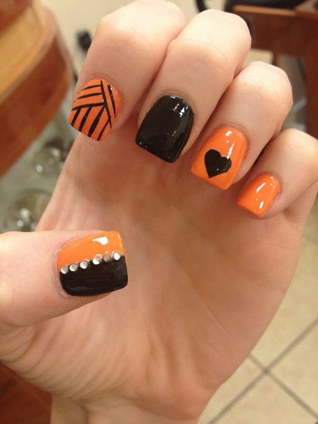 Halloween nail art portocaliu și negru