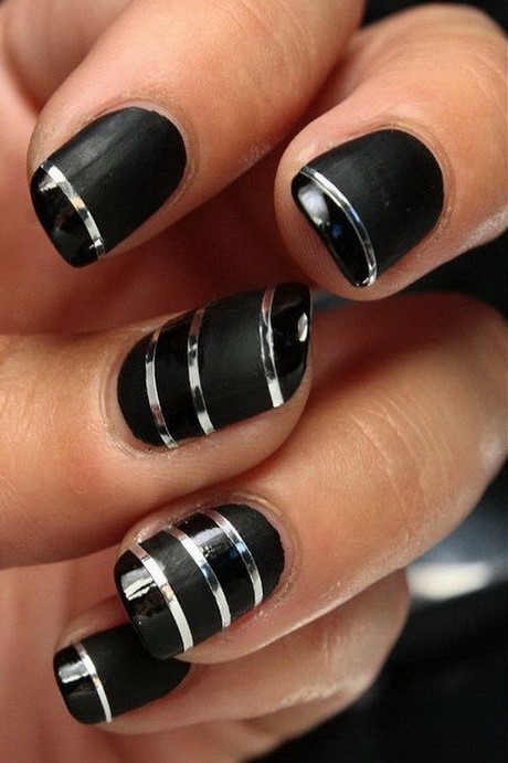 Nail art pe unghiile negre