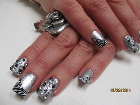 Nail art cu modele de pietre