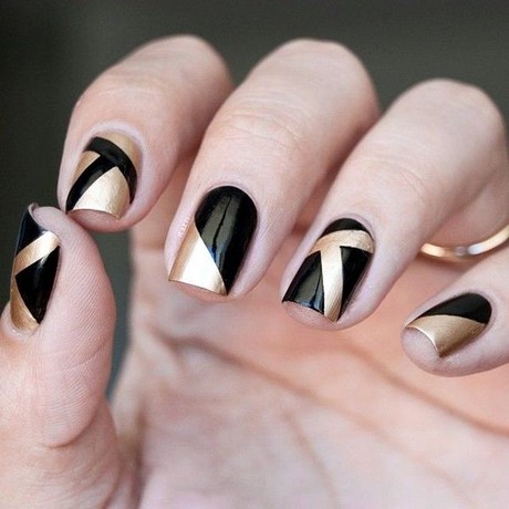 nail-designs-black-and-gold-81_4 Modele de unghii negru și auriu