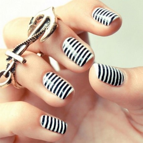 simple-black-and-white-nail-art-designs-77_16 Modele simple de unghii alb-negru