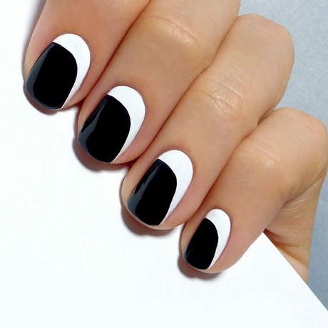 simple-black-and-white-nail-art-designs-77_20 Modele simple de unghii alb-negru