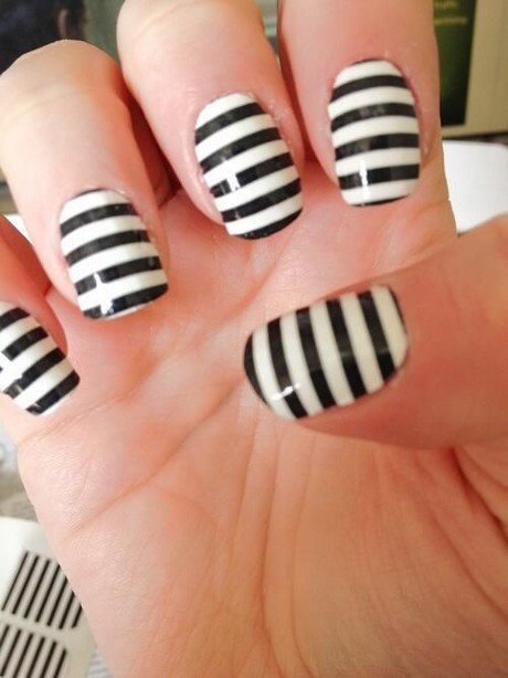 simple-black-and-white-nail-art-designs-77_5 Modele simple de unghii alb-negru