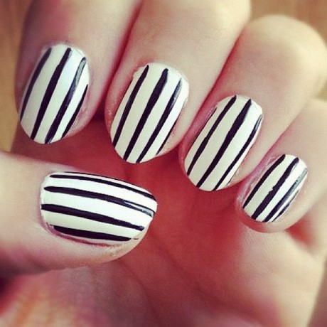 simple-black-and-white-nail-art-designs-77_8 Modele simple de unghii alb-negru