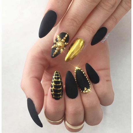 black-and-gold-stiletto-nails-73_13 Unghii stiletto negre și aurii