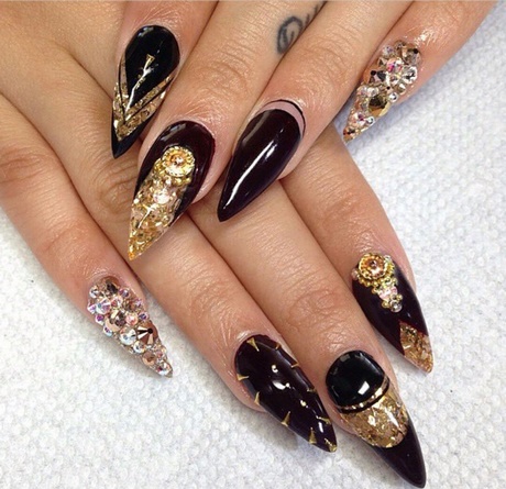 black-and-gold-stiletto-nails-73_19 Unghii stiletto negre și aurii