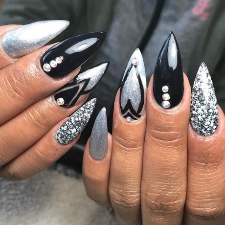 black-and-silver-stiletto-nails-50 Unghii stiletto negre și argintii