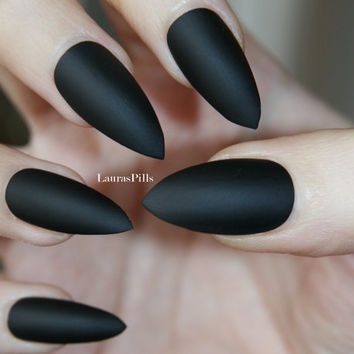 black-matte-pointy-nails-03_19 Negru mat unghiile ascuțite