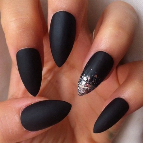 black-matte-pointy-nails-03_6 Negru mat unghiile ascuțite