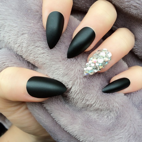 black-matte-pointy-nails-03_8 Negru mat unghiile ascuțite