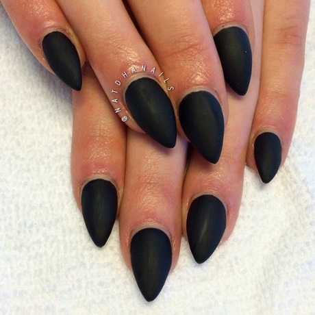 black-matte-pointy-nails-03_9 Negru mat unghiile ascuțite
