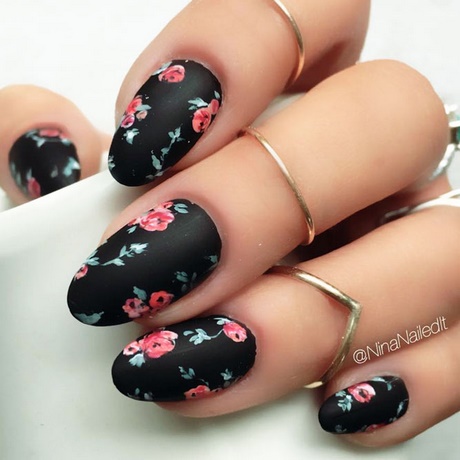 black-nails-with-flowers-51_14 Cuie negre cu flori