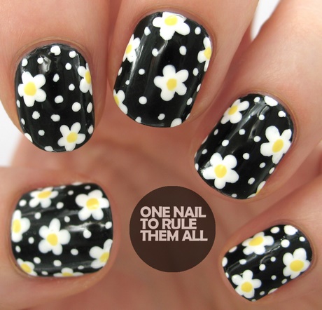 black-nails-with-flowers-51_19 Cuie negre cu flori