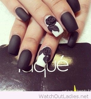 black-nails-with-flowers-51_5 Cuie negre cu flori