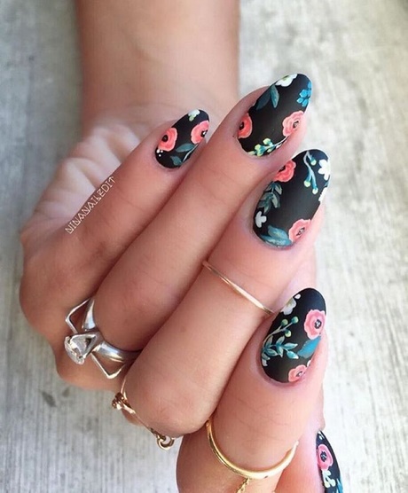 black-nails-with-flowers-51_7 Cuie negre cu flori