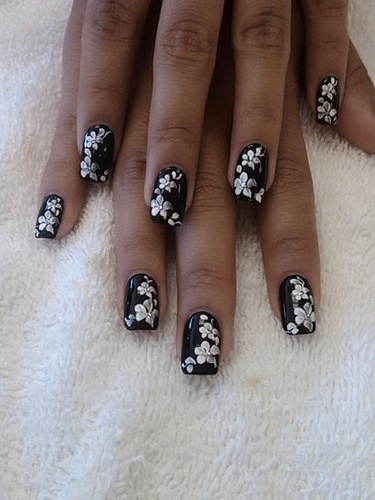 black-nails-with-white-flowers-89_14 Cuie negre cu flori albe