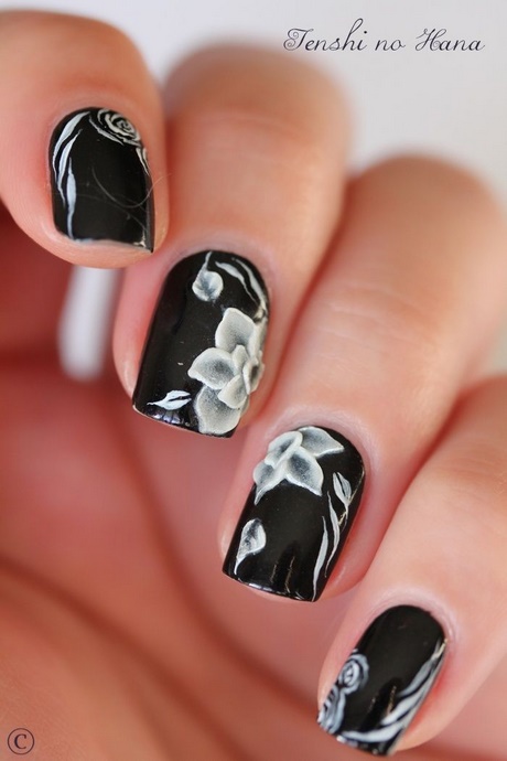 black-nails-with-white-flowers-89_18 Cuie negre cu flori albe