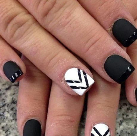 black-nails-with-white-flowers-89_2 Cuie negre cu flori albe