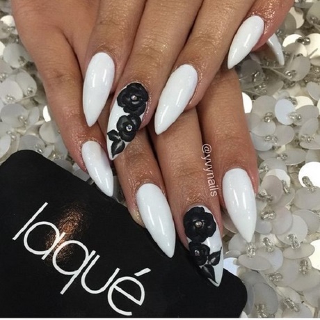 black-nails-with-white-flowers-89_3 Cuie negre cu flori albe