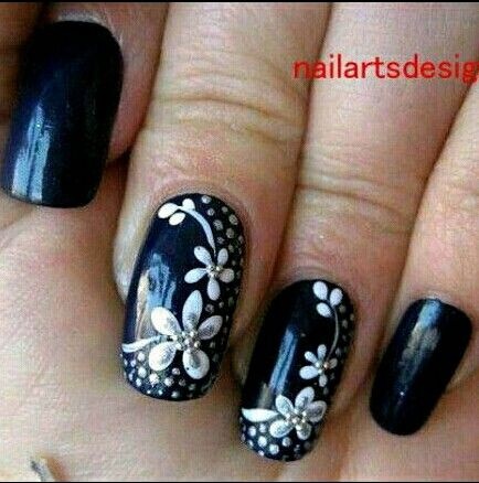 black-nails-with-white-flowers-89_4 Cuie negre cu flori albe