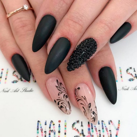 black-pointed-acrylic-nails-12_9 Unghii acrilice negre