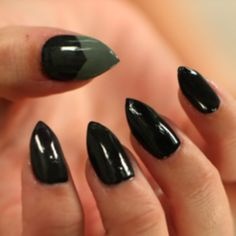 black-short-stiletto-nails-11_19 Negru scurt stiletto Cuie