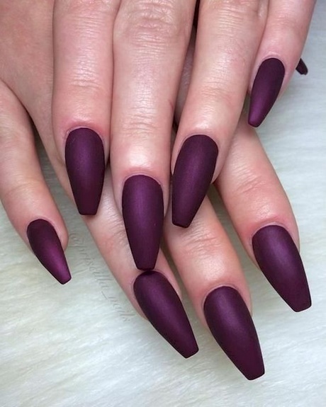 dark-purple-matte-nails-80 Unghii mată violet închis