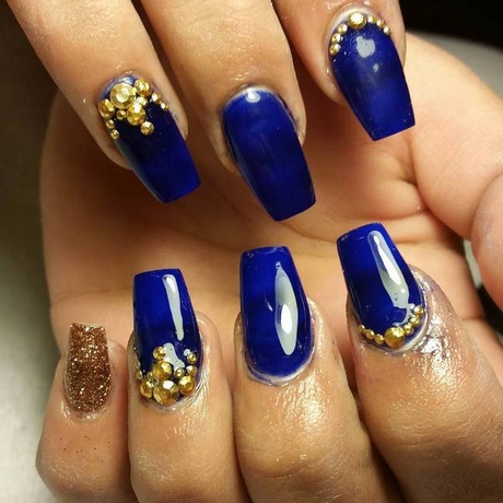 Modele de unghii de aur și albastru