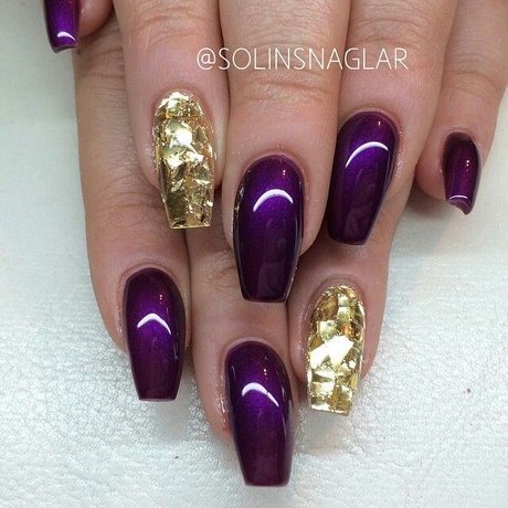 Modele de unghii de aur și violet