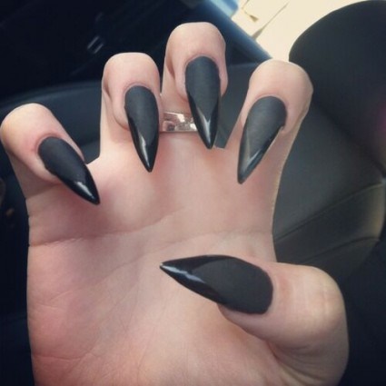 matte-black-pointy-nails-01_10 Negru mat unghiile ascuțite