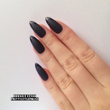 matte-black-pointy-nails-01_12 Negru mat unghiile ascuțite
