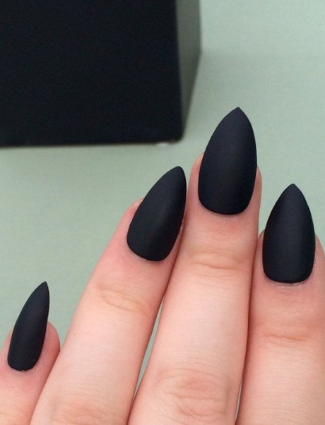 matte-black-pointy-nails-01_4 Negru mat unghiile ascuțite