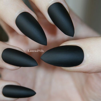 matte-black-pointy-nails-01_9 Negru mat unghiile ascuțite